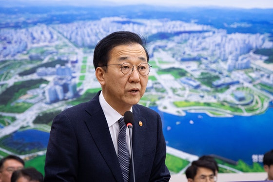 김윤덕 국토교통부 장관이 17일 서울 여의도 국회에서 열린 제430회 국회(임시회) 국토교통위원회 제2차 전체회의에서 보고 하고 있다.뉴스1