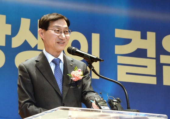 <b>김성주</b> 연금 이사장 "청년용 <b>공공주택</b>에 기금 <b>투자</b>" 전문가 "수익성 훼...