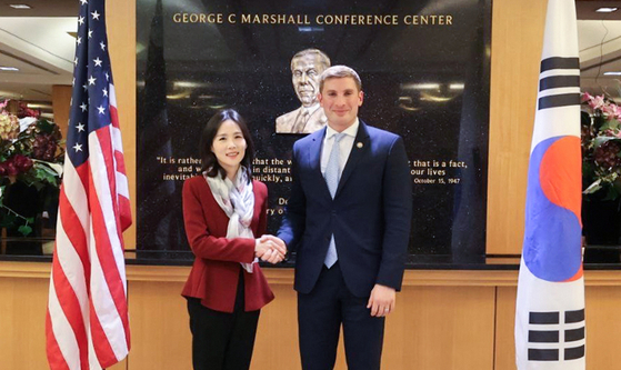 김진아 외교부 2차관(왼쪽)과 제이콥 헬버그 미국 국무부 경제 담당 차관이 10일(현지시간) 미국 워싱턴DC에서 열린 제10차 한미 고위급 경제협의회에서 악수하며 기념 촬영하고 있다.외교부