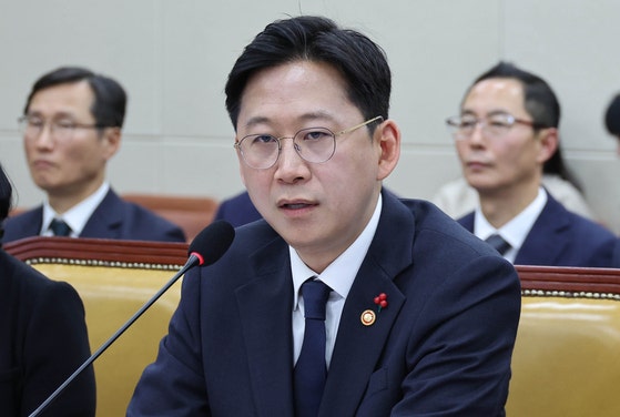 배경훈 부총리 겸 과학기술정보통신부 장관(가운데)이 17일 국회 과학기술정보방송통신위원회에서 열린 쿠팡 개인정보 유출 사고 관련 청문회에서 의원들 질의에 답하고 있다.임현동 기자