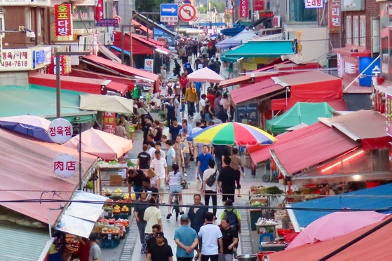 외국인 근로자가 많이 거주하는 경기도 안산시 단원구 다문화음식거리 시장.김홍준 기자