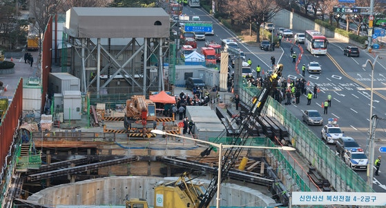 18일 서울 여의도역 신안산선 공사 현장에서 철근이 무너지는 사고가 발생했다.연합뉴스