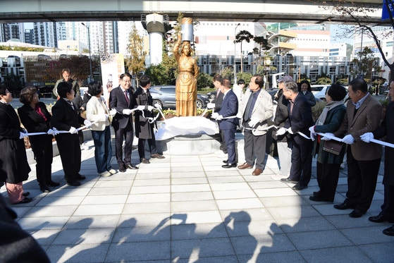동상 세우  고 꽃길 만들고…고향사랑기부금 사용처 놓고 잡음