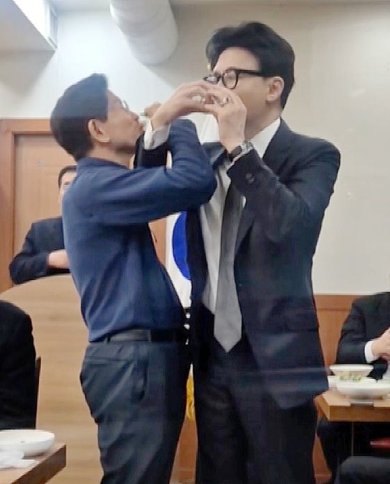 한동훈·김문수 ‘러브샷’ 하자…이준석, 국힘 싸움 뛰어들었다