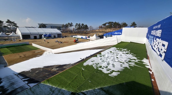 "강물 여러번 얼렸다"…'눈' 없는 겨울, 썰매장이 낸 묘수 [영상]
