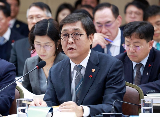 최휘영 문화체육관광부 장관이 지난 16일 정부세종컨벤션센터에서 이재명 대통령에게 업무 보고를 하고 있다. 대통령실통신사진기자단