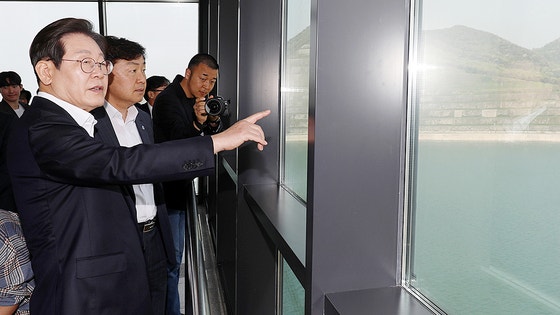 이재명(왼쪽) 대통령이 더불어민주당 대선 경선 후보 때인 지난 4월 24일 전북특별자치도 김제시 새만금33센터에서 열린 미래에너지 현장 간담회를 마친 뒤 김관영 전북지사와 대화를 나누고 있다. 뉴스1