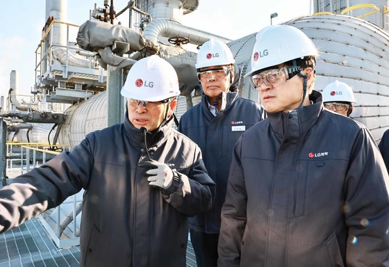 김정관 산업통상부 장관이 지난달 26일 오전 전남 여수시 여수산업단지에 소재한 LG화학 산업현장을 방문해 신학철 LG화학 부회장과 함께 현장 관계자의 이야기를 듣고 있다.뉴스1