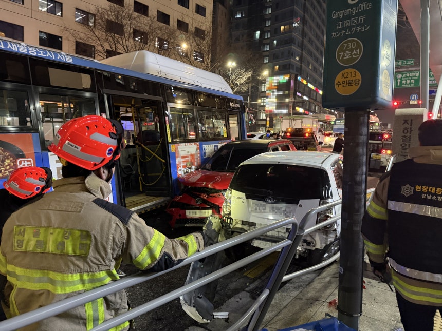 19일 오후 서울 강남구 강남구청역 인근에서 시내버스가 승용차 10대를 들이받는 사고가 발생했다.배재성 기자