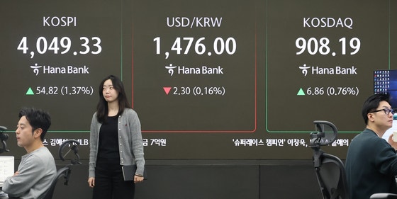 19일 오전 서울 중구 하나은행 본점 딜링룸 현황판에 코스닥 지수가 표시돼 있다.이날 코스닥 지수는 전날 대비 13.94포인트 오른 915.27에 거래를 마쳤다.연합뉴스