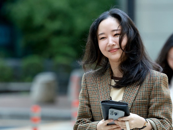 민희진 전 어도어 대표가 지난 9월 11일 서울 서초구 중앙지방법원에서 열린 하이브와의 주식 매매대금 청구 및 주주 간 계약 해지 확인 소송에 증인으로 출석하고 있다.연합뉴스