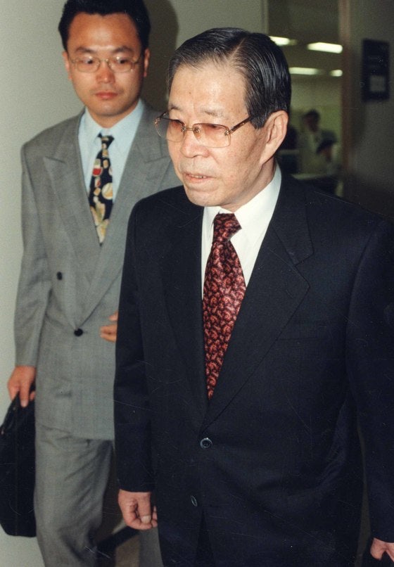 주영복 전 국방부 장관.1980년 5월 17일 비상계엄 전국 확대를 주도하고 5월 18일 광주 파견 계엄군의 자위권 발동에 관여한 것 관련 내란 혐의로 1996년 서울고법에서 징역 7년을 선고받았다.중앙포토