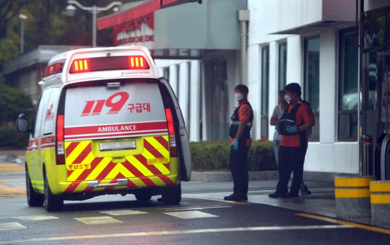 한 종합병원 응급실에 도착한 119구급대원들이 환자를 이송한 뒤 대기하고 있다.김성태 객원기자