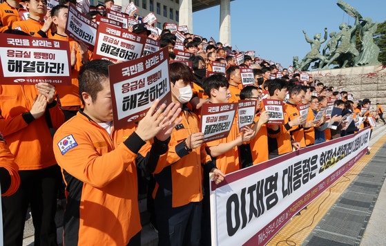 전국공무원노동조합 소방본부 관계자들이 지난달 5일 서울 여의도 국회 본청 앞 계단에서 "이재명 대통령은 현장 소방관과의 대화에 나서라"며 회견하고 있다.연합뉴스