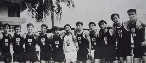 1970년 방콕아시안게임에서 나란히 금메달을 딴 축구대표팀(위쪽 사진)과 농구대표팀.이들은 모든 경기를 마친 뒤 체육사에 길이 남을 술 실력 대결을 벌였다.무려 일곱 시간 반에 걸친‘이종 빅매치’의 승자는 농구