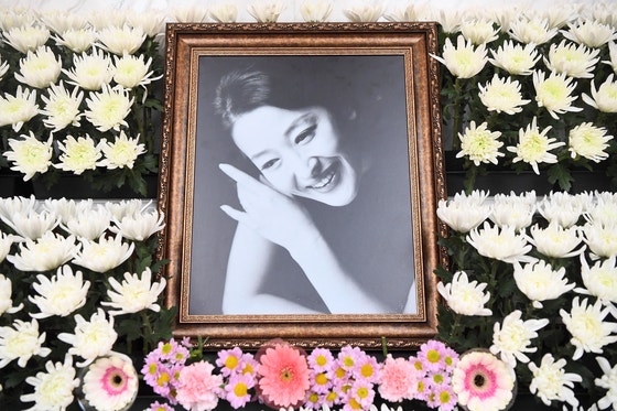배우 故 윤석화씨의 빈소가 마련된 19일 서울 신촌세브란스병원 장례식장 특1호실에 고인의 영정사진이 놓여 있다.뉴스1