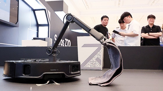 지난 6월 17일 중국 기업 로보락이 세계 최초로 5축 접이식 로봇 팔을 탑재한 로봇청소기‘Saros Z70’(사로스 Z70)를 소개하고 있다.뉴스1