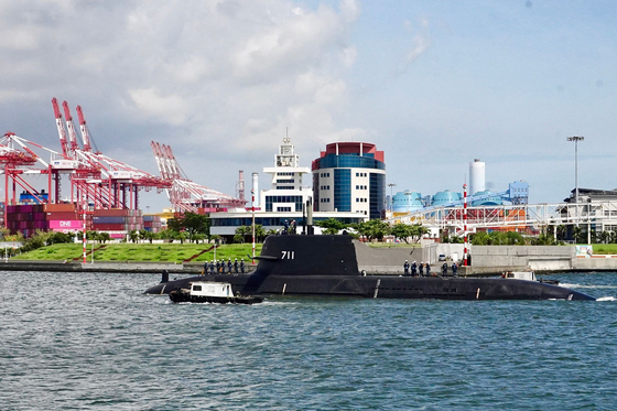 대만 남부 항구도시 가오슝(高雄)에서 지난 6월 대만 첫 국산 잠수함 하이쿤(海鯤)이 첫 해상 시험을 수행하고 있다.AFP=연합뉴스
