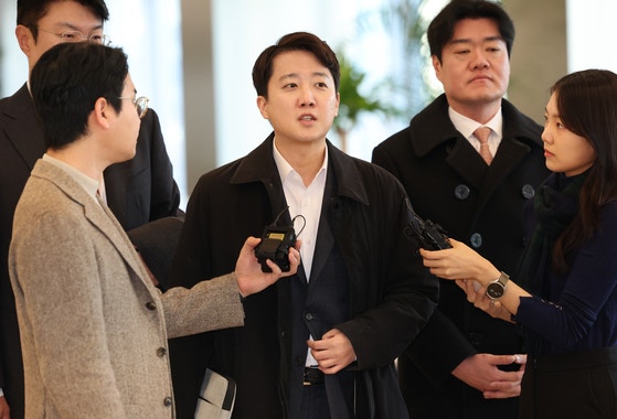 "尹 의심한 나를 공범 엮나" <b>이준석</b> '<b>공천개입 의혹</b>' 특검 출석