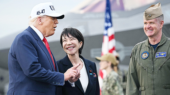 지난 10월 일본을 방문한 도널드 트럼프 미국 대통령이 주일 미군 기지를 다카이치 사나에 일본 총리와 함께 방문하고 있다.AFP=연합뉴스 