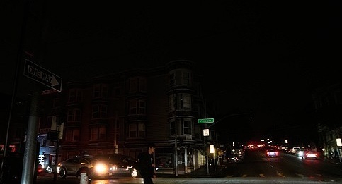 정전으로 어둠에 빠진 샌프란시스코 시내에서 손전등에 의지해 길을 건너는 시민.AP=연합뉴스