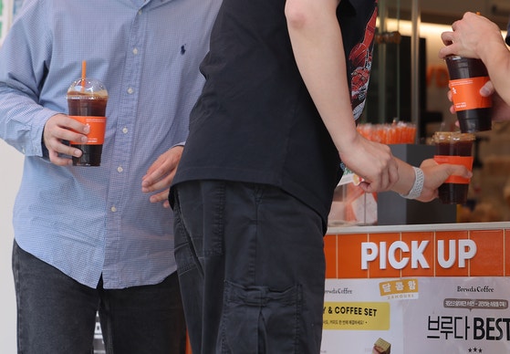 지난 6월 서울 여의도 직장인들이 음료를 사 마시고 있다. 연합뉴스