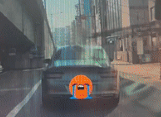 압구정역 근처에서 철근 떨어지는 아찔한 순간! 5초만 빨랐어도…