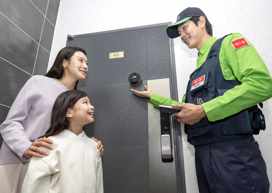 에스원이 삼성전자와 손잡고 지능형 주거 보안 상품 '삼성 AI 도어캠'을 출시했다고 22일 밝혔다.삼성 AI 도어 캠이 현관문에 달려 있는 모습.사진 에스원