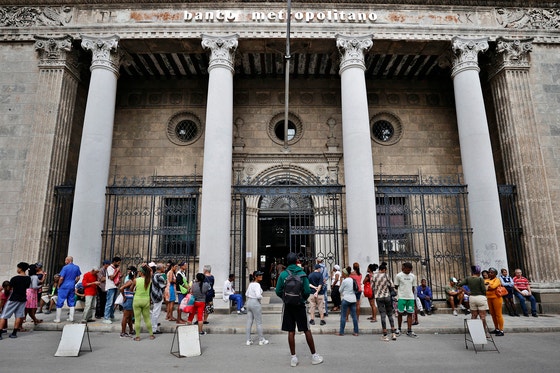 지난 18일(현지시간) 쿠바 수도 아바나에서 시민들이 은행에 들어가기 위해 기다리고 있다.EPA=연합뉴스