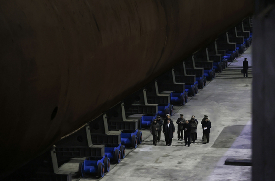 김정은 북한 국무위원장이 핵동력전략유도탄잠수함 건조 실태를 시찰하는 모습이 올해 3월 8일자 노동신문에 게재됐다.노동신문 캡처 