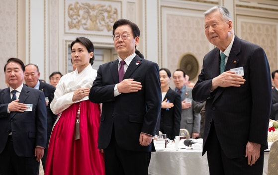 이재명 대통령이 22일 청와대 영빈관에서 열린 대한노인회 초청 오찬에 앞서 국민의례를 하고 있다. 오른쪽은 이중근 대한노인회 회장. 전민규 기자