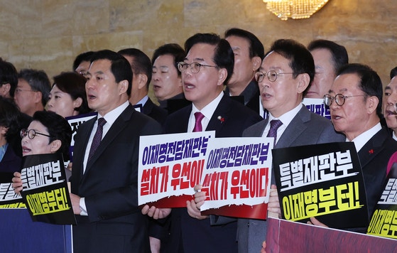 국민의힘 송언석 원내대표(왼쪽 셋째)와 의원들이 22일 국회 본회의장 앞에서 내란재판부법 상정에 항의하는 규탄대회를 열고 있다. 임현동 기자