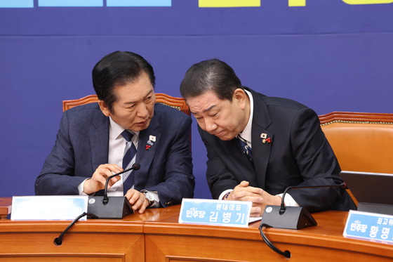 더불어민주당 정청래 대표와 김병기 원내대표(왼쪽부터)가 22일 오전 서울 여의도 국회에서 열린 최고위원회의에서 대화하고 있다. [연합뉴스]