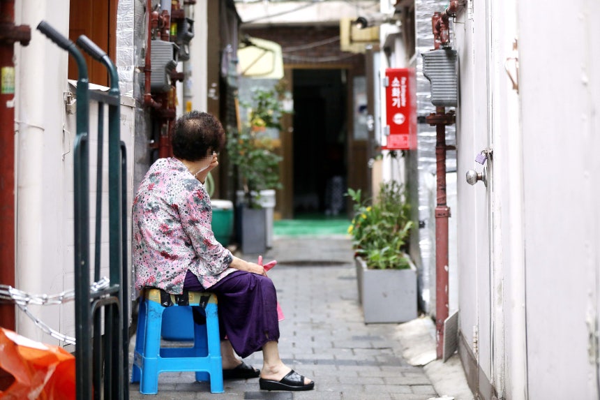 �� ������ �ʹ��� ���濡 ȥ�� ���� �ɾ� �ִ�. ���ý�