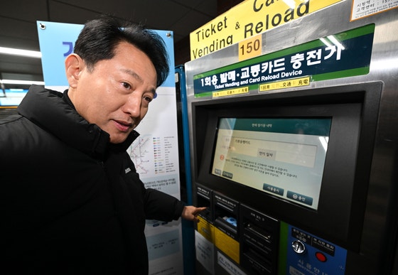 오세훈 서울시장이 서울 중구 시청역을 방문해 기후동행카드를 구입한 뒤 충전하고 있다.[뉴스1]