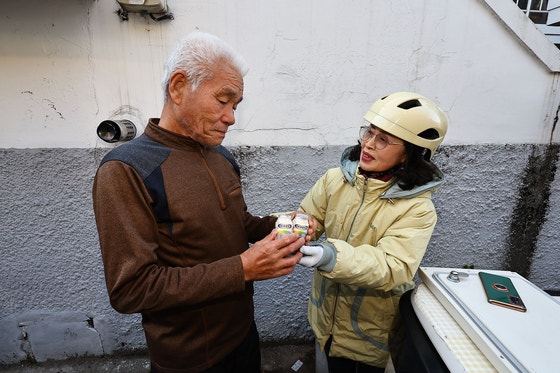 손금주 hy 프레시 매니저가 18일 서울 동대문구 청량리동 인근 주택가에서 독거노인들에게 야구르트 배달하고 있다.김종호 기자
