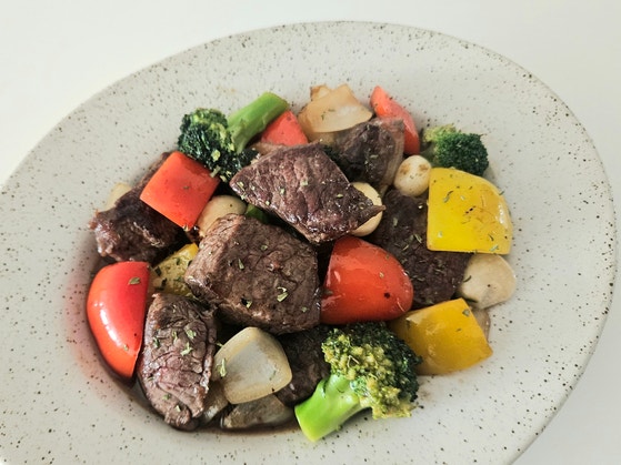 연말 식탁에 잘 어울리는 찹스테이크.사진 신혜원 