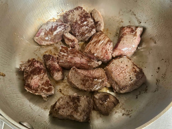 찹스테이크용 소고기는 2~2.5cm 크기가 적당하다.고기가 70% 정도 익으면 잠시 건져 놓는다.사진 신혜원 