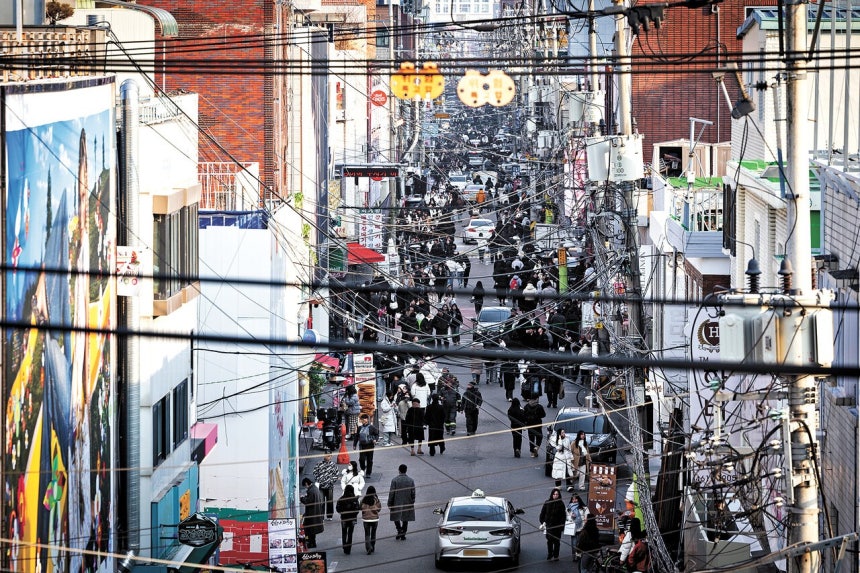 성수동 거리 풍경. 과거의 공장 지대는 전 세계 외국인과 한국 MZ 세대를 사로잡는 감성 공간으로 변모했다. 전민규 기자