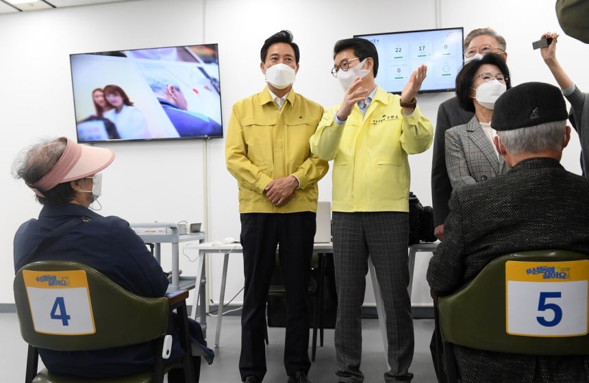 2021년 코로나19 창궐 당시 협업했던 정원오(오른쪽) 성동구청장과 오세훈(왼쪽) 서울시장. 오 시장은 최근 잠재적 경쟁자인 정 구청장을 두고 “민주당 후보들 중에서 식견이 다르다”며 이례적 호평을 했다. [연합뉴