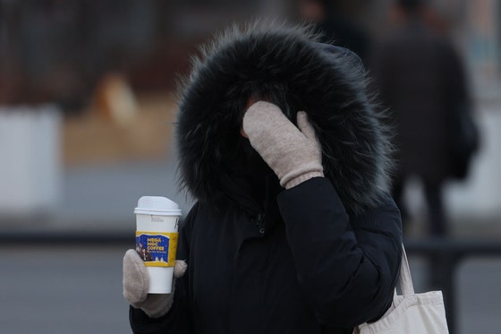 22일 오전 서울 종로구 광화문네거리에서 시민들이 모자와 방한용품을 걸치고 출근하고 있다.뉴시스
