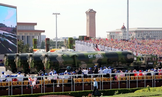 2015년 중국 전승전 열병식에서 둥펑(DF)-31이 지나가고 있다.청와대사진기자단