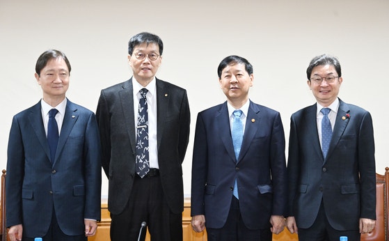 구윤철 부총리 겸 기획재정부 장관이 지난달 28일 서울 중구 은행연합회에서 열린 시장상황점검회의에서 이찬진 금융감독원장,이창용 한국은행 총재,<a href=