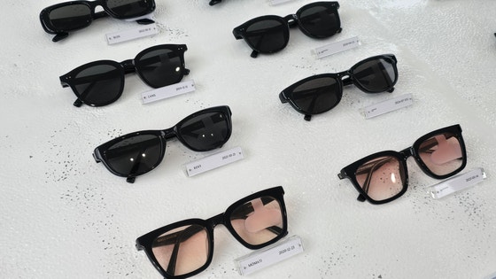 젠틀몬스터 운영사 아이아이컴바인드는 최근 블루엘리펀트에 제품 모방 등을 이유로 법적 조치했다.왼쪽은 젠틀몬스터,오른쪽은 블루엘리펀트 제품.[사진 아이아이컴바인드]