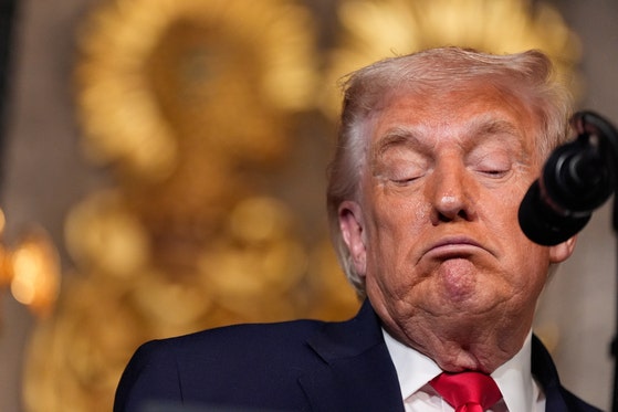 도널드 트럼프 미국 대통령이 22일(현지시간) 플로리다주 팜비치에 위치한 마라라고 리조트에서 해군 전략에 대한 기자회견 중 불편한 표정을 짓고 있다.AP=연합뉴스