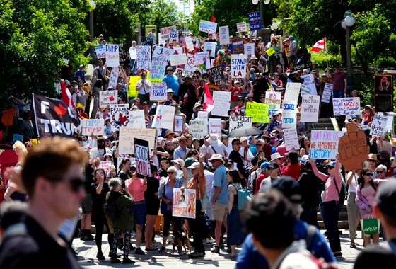 지난 6월 캐나다 오타와 소재 미국 대사관 근처에서 도널드 트럼프 미국 대통령을 반대하는 '왕은 없다(No Kings)' 시위에 참가한 사람들.AP=연합뉴스