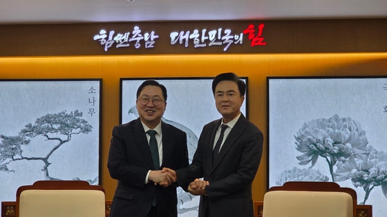 김태흠 충남지사(오른쪽)와 이장우 대전시장이 24일 오전 충남도청에서 만나 대전,<a href=