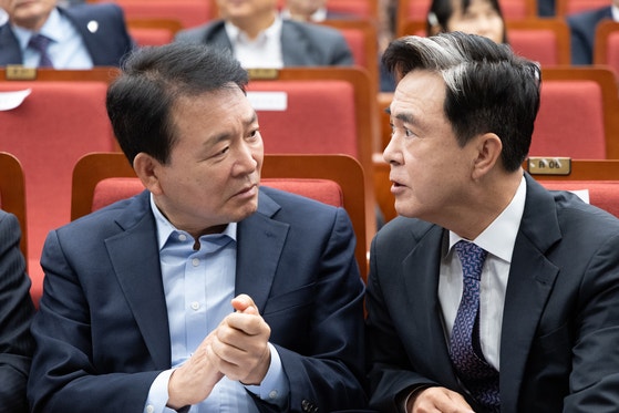 지난달 3일 김태흠 충남지사(오른쪽)와 성일종 국민의힘 의원이 국회에서 열린 대전충남 행정통합 국회 포럼에 참석해 김태흠 충남도지사와 대화하고 있다.뉴스1