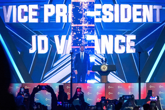 JD 밴스 미국 부통령(오른쪽)이 지난 21일(현지시간) 미 청년 보수 단체‘터닝포인트USA(Turning Point USA)’가 애리조나주 피닉스에서 개최한 연례 행사‘아메리카 페스트 2025’무대에 등장하고