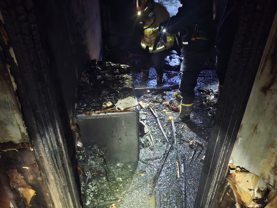 24일 오전 서울 송파구 올림픽선수·기자촌아파트에서 소방대가 진화 작업을 하고 있다.사진 송파소방서